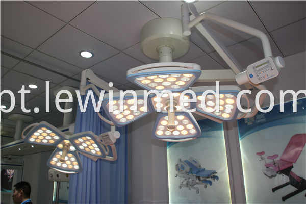 Single arm ceiling surgical light